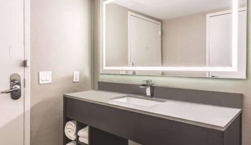 King Room with Bath Tub - Mobility/Hearing Accessible - Non-Smoking