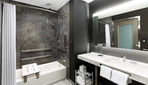 King Room with Bathtub - Mobility Access