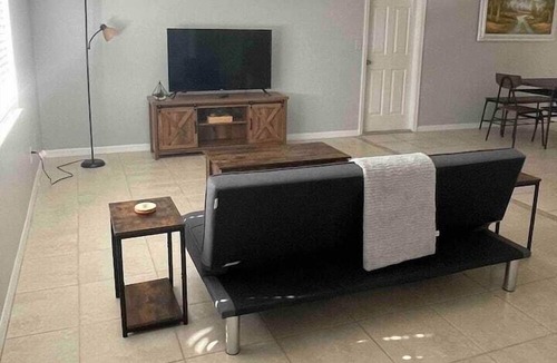Florida Ridge Apartment | 2 Bedroom 740390 by Houzlet